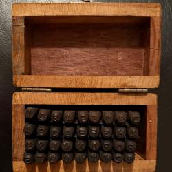 Bo&icirc;te de 36 poin&ccedil;ons lettres et chiffres de 6 mm.