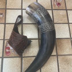 Magnifique corne &agrave; noire et porte corne travailler