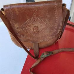 A SAISIR - Tr&egrave;s joli sac/sacoche de transport de munitions en cuir motifs repouss&eacute;s en TBE