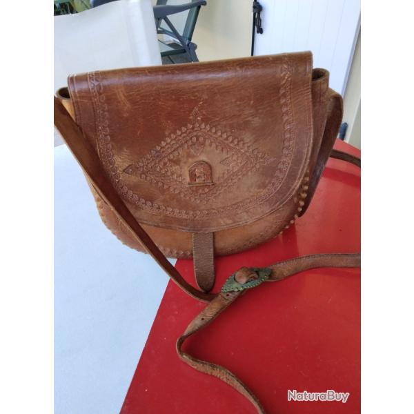 A SAISIR - Tr�s joli sac/sacoche de transport de munitions en cuir motifs repouss�s en TBE