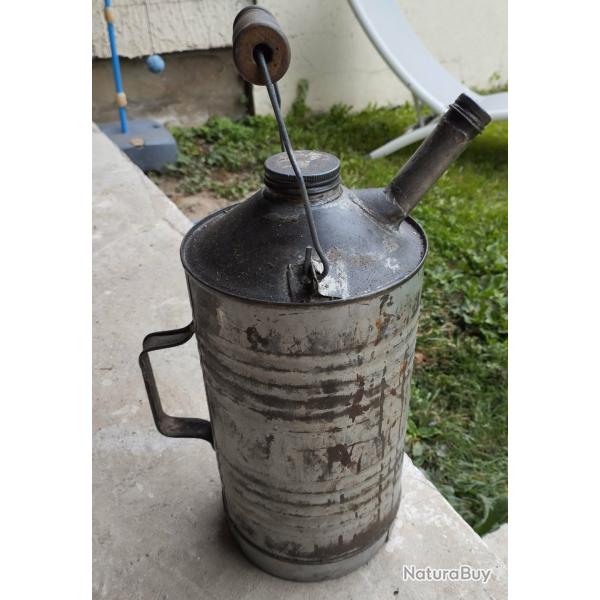 ancienne grande burette � huile/essence pour v�hicule ancien