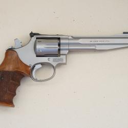 Rare Smith & Wesson 617, 6 pouces, 22lr, s&eacute;rie tr&egrave;s limit&eacute;e Performance Center. Exemplaire n&deg;82.