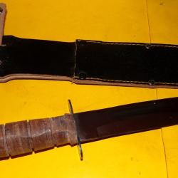 COUTEAU MILITAIRE AVEC FOURREAU EN CUIR FABRICATION JAPAN   , BON ETAT&nbsp; VOIR PHOTOS . POUR TOUT RENS