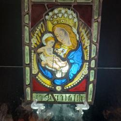 Superbe vitrail du XIXe si&egrave;cle repr&eacute;sentant la Vierge &agrave; l'Enfant couronn&eacute;e .