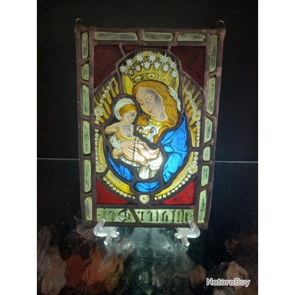 Superbe vitrail du XIXe si�cle repr�sentant la Vierge � l'Enfant couronn�e .