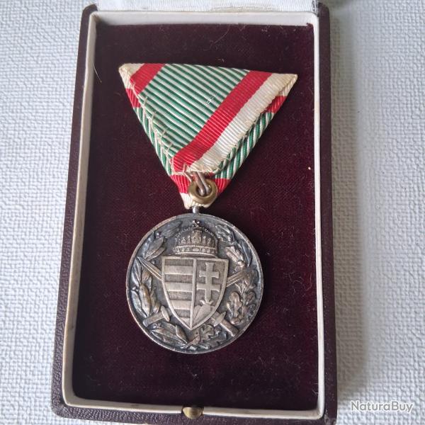M�daille Comm�morative Guerre Hongroise 1914-1918 Version Combattant + �crin d'origine