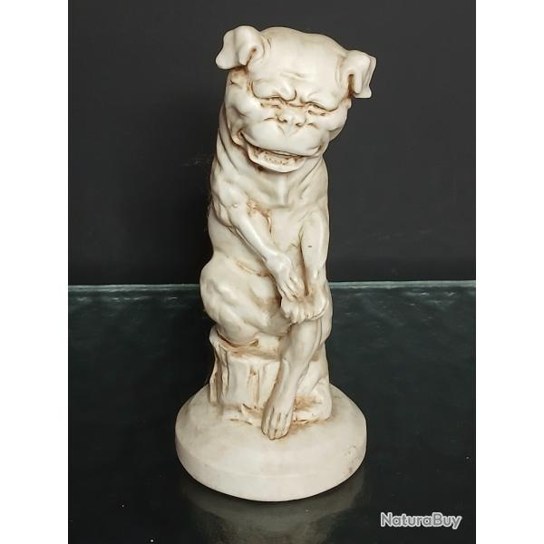 statuette ancienne en porcelaine biscuit  XXe si�cle.