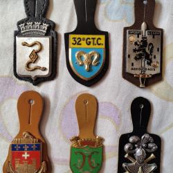 Insignes des principaux camps de l'arm&eacute;e fran&ccedil;aise. Jamais port&eacute; - Avec cuirs)