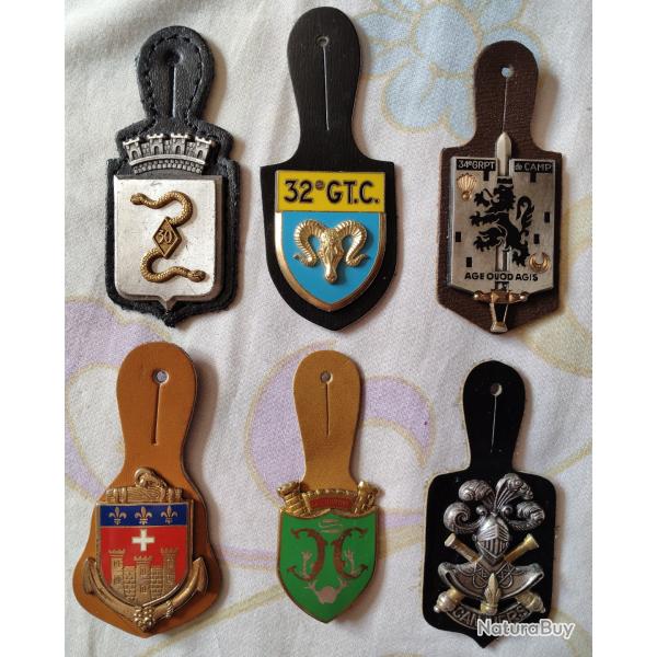 Insignes des principaux camps de l'arm�e fran�aise. Jamais port� - Avec cuirs)