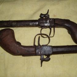 2 ANCIENS PISTOLETS A PERCUSSION A REMETTRE EN ETAT OU POUR PIECES  VOIR PHOTOS ..