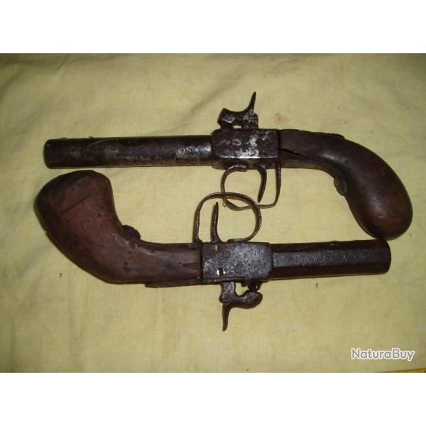 2 ANCIENS PISTOLETS A PERCUSSION A REMETTRE EN ETAT OU POUR PIECES  VOIR PHOTOS ..