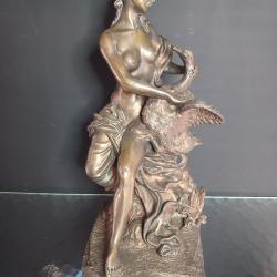 Sculpture en bronze repr&eacute;sentant L&eacute;da et le cygne