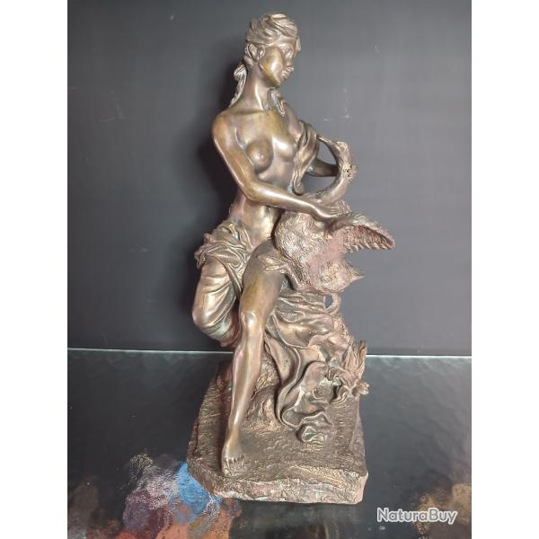 Sculpture en bronze repr�sentant L�da et le cygne