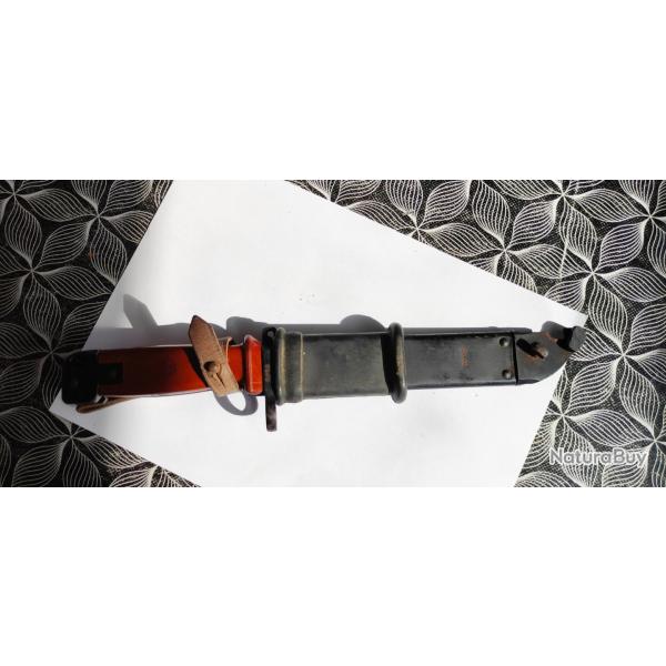 Bayonnette poign�e bak�lite et �tui metalique pour AK-47 num�rot�