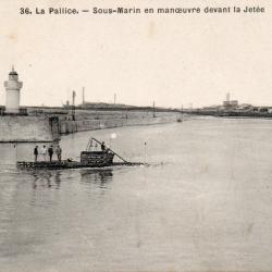 Carte Postale La Pallice Sous-Marin en manoeuvre devant la Jet&eacute;e -N&deg;8671