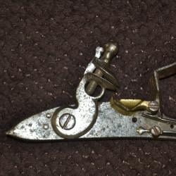 platine de pistolet &agrave; silex mod&egrave;le 1763 r&eacute;volutionnaire r&eacute;glementaire &eacute;poque 18&egrave;me.