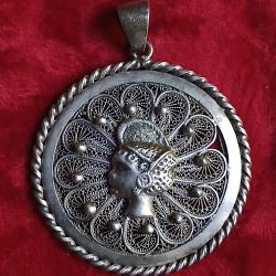 Bijou ancien circulaire filigran&eacute;