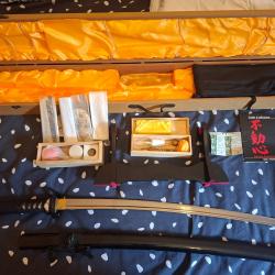 Katana d'entra&icirc;nement avec coffret, pr&eacute;sentoir et kit de nettoyage