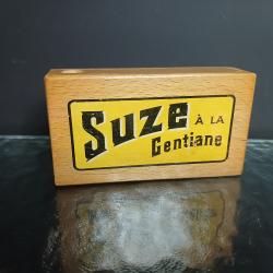 ancienne bo&icirc;te publicitaire en bois verni de la marque Suze &agrave; la Gentiane