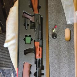 bande !!!E&l ak 74 n &eacute;tat proche du neuf sauf marque sur la crosse bois v&eacute;ritable