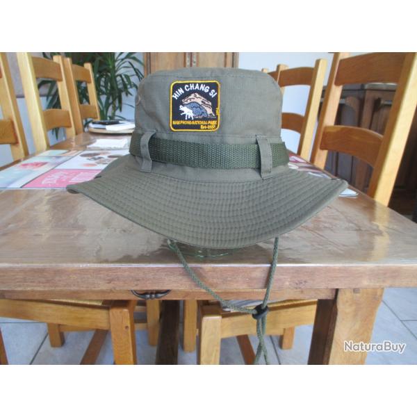Chapeau d'�t� � bord tr�s large