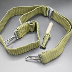 Bretelle militaire avec accessoires de nettoyage