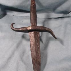 Ancienne dague d&eacute;corative en fer forg&eacute; probablement inspir&eacute;e des dagues du XVIII&deg;