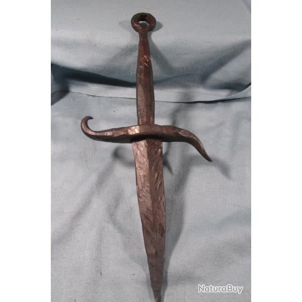 Ancienne dague d�corative en fer forg� probablement inspir�e des dagues du XVIII�