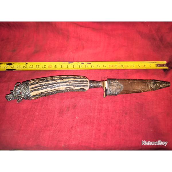 Superbe couteau Trachtenmesser (couteau de costume), port� avec la culotte traditionnelle en cuir