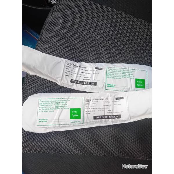 Ench�re lot de 2 plaques 3a contre les armes de poings les lames anti trauma pour le cou 31x 8 cm
