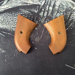 Cross en bois revolver