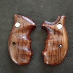 POIGNEE SMITH & WESSON "K" BOIS AVEC MEDAILLON ROUND BUTT