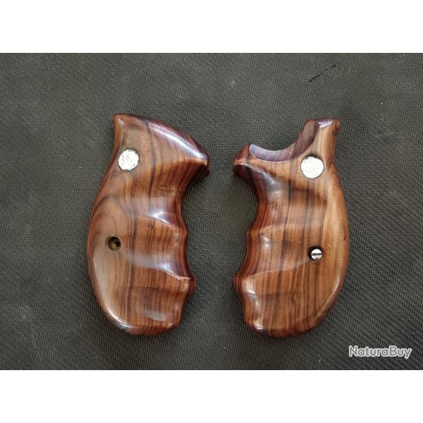 POIGNEE SMITH & WESSON "K" BOIS AVEC MEDAILLON ROUND BUTT
