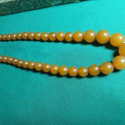 Collier en bak&eacute;lite de couleur orange 1950