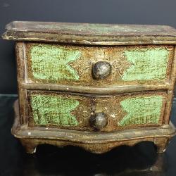 Ancienne commode miniature en bois peint et dor&eacute; de style florentin, Italie, ann&eacute;es 1950/60 .