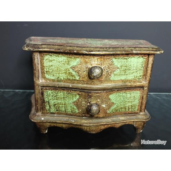 Ancienne commode miniature en bois peint et dor� de style florentin, Italie, ann�es 1950/60 .
