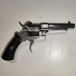 Beau Pistolet &agrave; broches 7mm cisel&eacute; et crosse grav&eacute;e