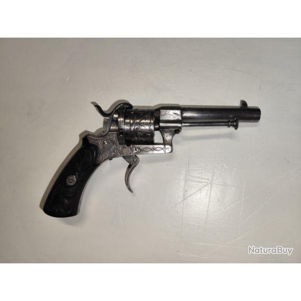 Beau Pistolet � broches 7mm cisel� et crosse grav�e