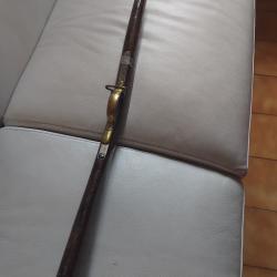 crosse   ancienne avec  plaque couche et dessous fusil ancien a piston visserie  au  meme numero