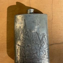 Flasque en m&eacute;tal - sc&egrave;ne de chasse grav&eacute;e