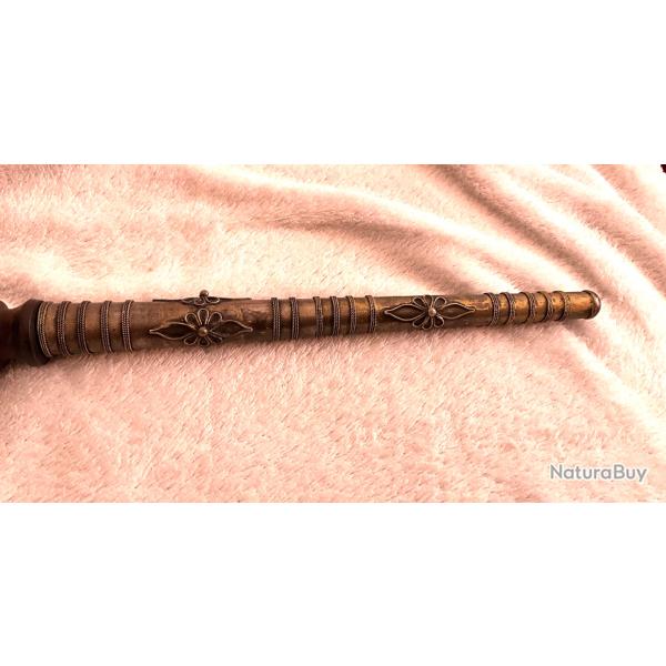 Pipe-dague en bois et m�tal d�cor t�te d'elephant, motifs floraux (Asie/Inde)