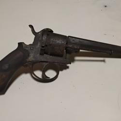 Revolver Lefaucheux ou type Lefaucheux. &Eacute;tat de trouvaille &agrave;  nettoyer. Vers 1865.