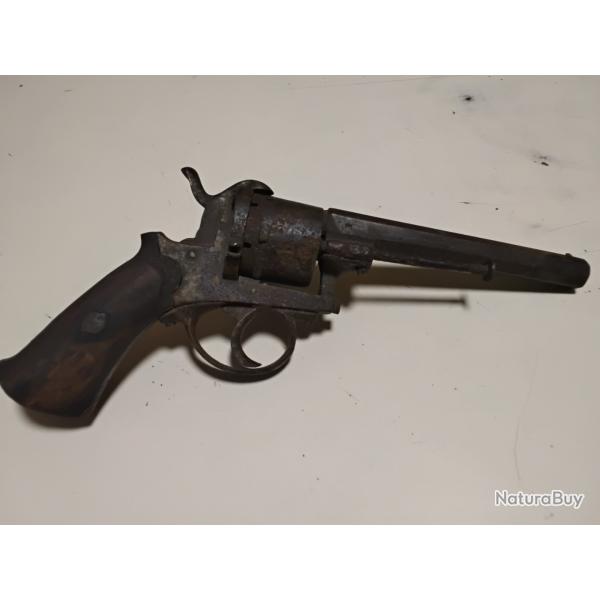 Revolver Lefaucheux ou type Lefaucheux. �tat de trouvaille �  nettoyer. Vers 1865.