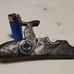 Ancienne platine silex modifi&eacute;e percussion. Pour pi&egrave;ces.