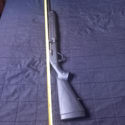 Winchester SX4 synth&eacute;tique tir&eacute; une bo&icirc;te.
