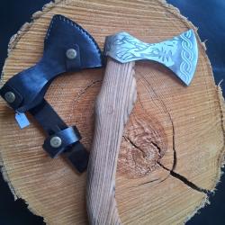 H1 - Hache style Viking - Manche bois - &Eacute;tui cuir