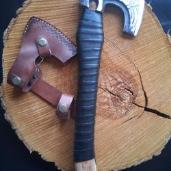 H5 - Hache style Viking - Manche gain&eacute; cuir - &Eacute;tui cuir
