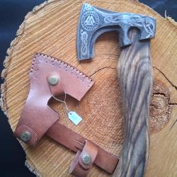H6 - Hache style Viking - Manche bois fonc&eacute; - &Eacute;tui cuir