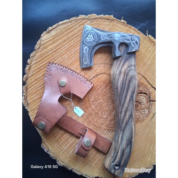 H6 - Hache style Viking - Manche bois fonc� - �tui cuir