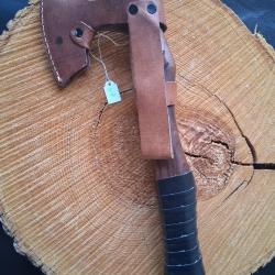 H7 - Hache style Viking - Manche bois sculpt&eacute; et cuir - &Eacute;tui cuir